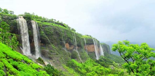 पाऊस आला... दरडी कोसळल्या, पर्यटकांनो सावधान!