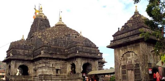 त्र्यंबकेश्वर मंदिरात सुरक्षारक्षकांकडून भाविकांना मारहाण