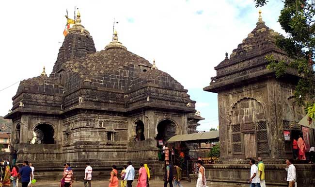 त्र्यंबकेश्वर मंदिरात सुरक्षारक्षकांकडून भाविकांना मारहाण