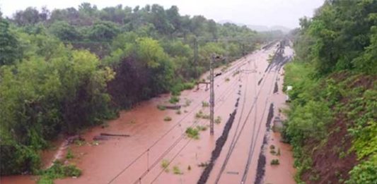 मुसळधार पावसामुळे वैभववाडीत रेल्वे रुळावर पाणी; वाहतूक संथ गतीने