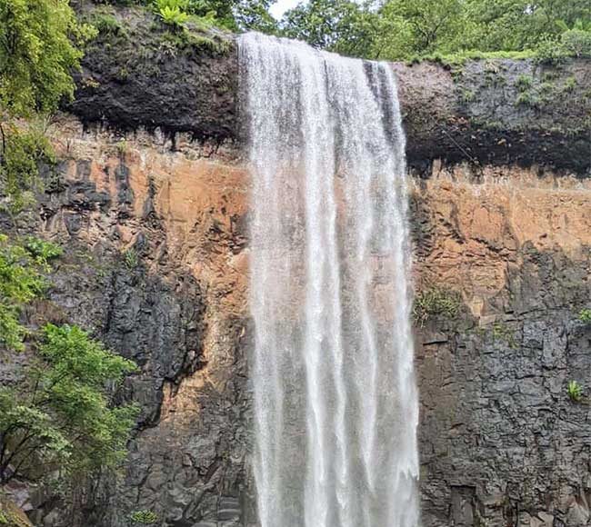 चिपळूणमधील काय तो धबधबा... …काय ती झाडी... काय तो पाण्याचा झोत...