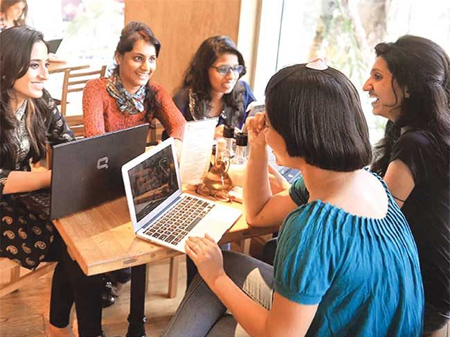 करिअर अर्धवट राहिलेल्या महिलांनो पुन्हा नवीन सुरुवात करा