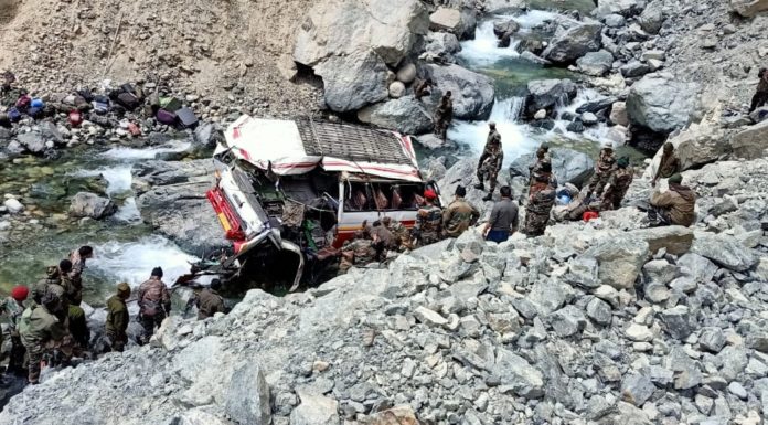 जवानांना घेऊन जाणारी बस दरीत कोसळली; सहा जवान शहीद