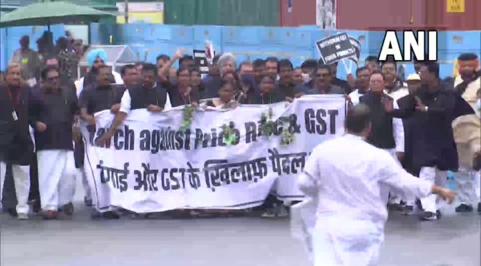 काँग्रेस आक्रमक; राष्ट्रपती भवनाला घेराव, पंतप्रधान मोदींच्या घरावर मोर्चा