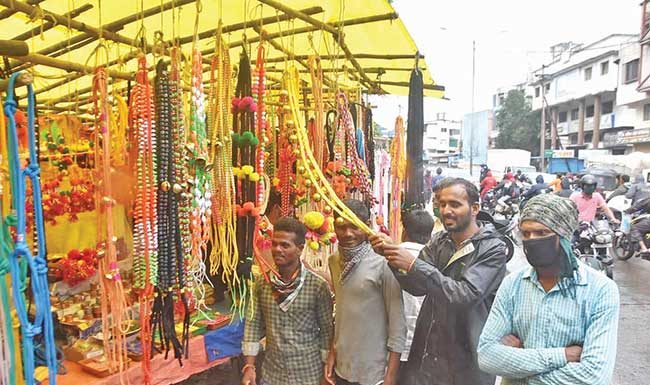 बैलपोळ्यासाठी सजला बाजार, शेतकऱ्यांमध्ये लगभग; वस्तूंचे दरही स्थिर