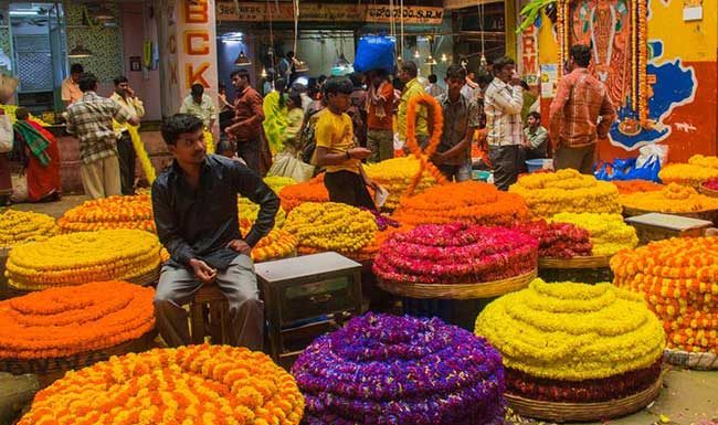 गणेशोत्सवापूर्वीच आवक वाढल्याने फुलांच्या दरात घसरण