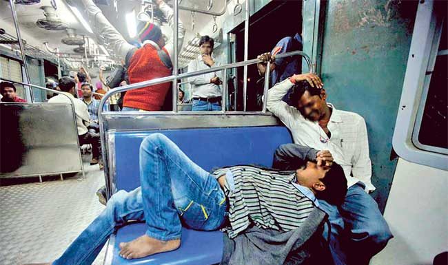 ‘तिकीट काढले म्हणजे रेल्वेची मालकी आपली नव्हे’; राजेशाहीमध्ये बसण्याच्या घटनांत वाढ