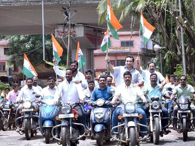 नितेश राणे यांच्या नेतृत्वाखाली तिरंगा रॅलीला उत्स्फूर्त प्रतिसाद