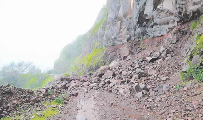 रघुवीर घाटात दरड कोसळण्याच्या घटना सुरूच!