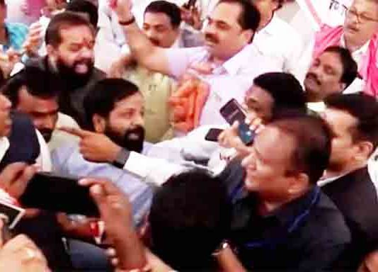 विधिमंडळाच्या पायऱ्यांवर धक्काबुक्की, सत्ताधारी-विरोधक समोरासमोर