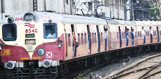 Train Accident : विरार-चर्चगेट लोकल ट्रेनने तीन रेल्वे कर्मचाऱ्यांना चिरडले