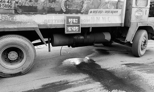 नवी मुंबई पालिकेच्या सुका कचरा वाहतूक करणाऱ्या वाहनांना गळती; दुर्गंधीयुक्त घाण पाणी रस्त्यावर