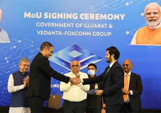 वेदांता-फॉक्सकॉन गुजरातमध्ये करणार सेमीकंडक्टर निर्मिती