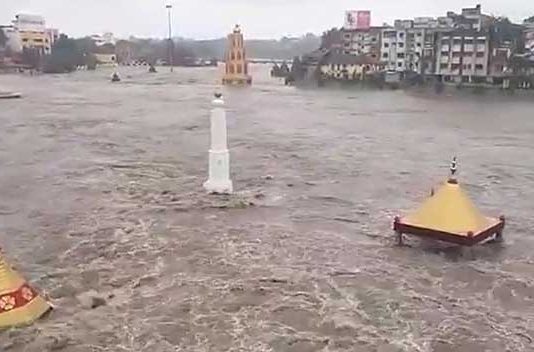 सिन्नरमध्ये पुराचा कहर; उभी पिके, घरे पाण्यात