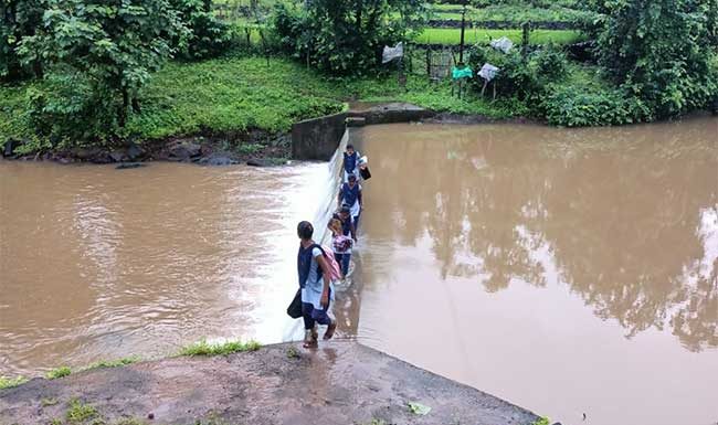 जव्हारमधील ग्रामस्थांचा नदी पात्रातून जीवघेणा प्रवास