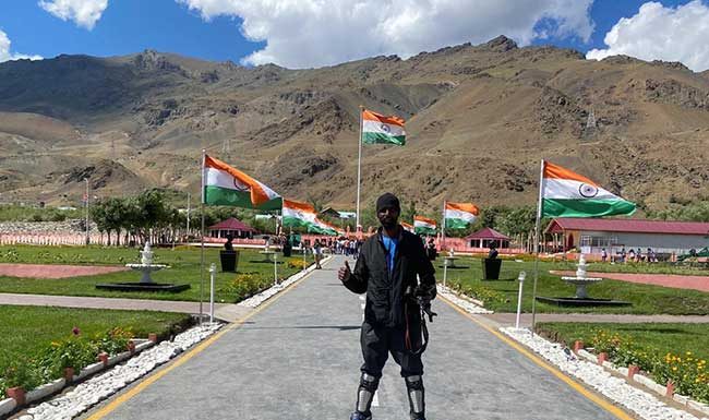 प्रदूषणाच्या विरोधात जनजागृतीसाठी भारत भ्रमण; तरुणाचा मोटारसायकल प्रवास