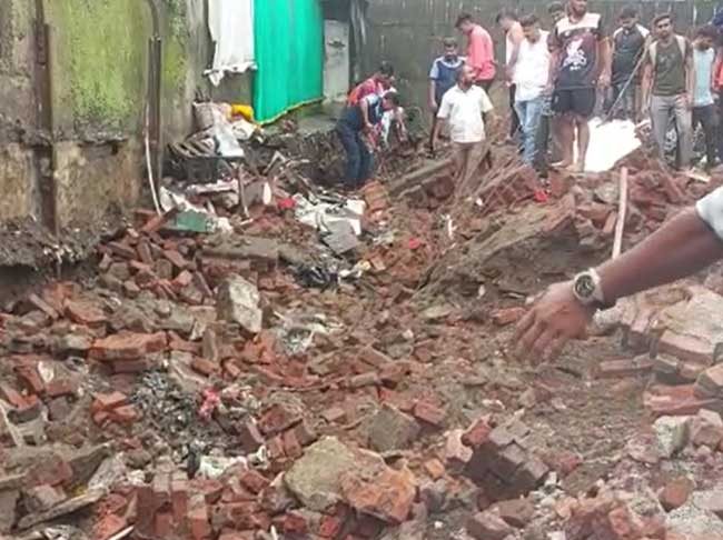 रेल्वेची संरक्षक भिंत कोसळल्याने दोघांचा मृत्यू