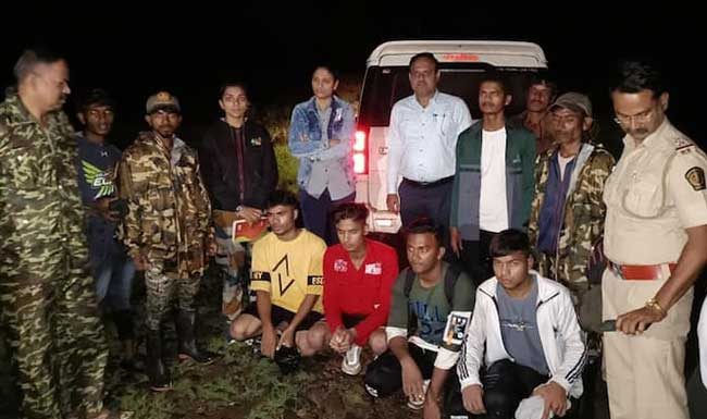 हरिहर गडावर वाट चुकलेल्या ट्रेकर्सची गिर्यारोहकांच्या टीममुळे यशस्वी सुटका