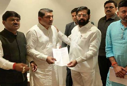 नाशिकमध्ये शिंदे गटाचा ‘ठाकरें’ना दे धक्का