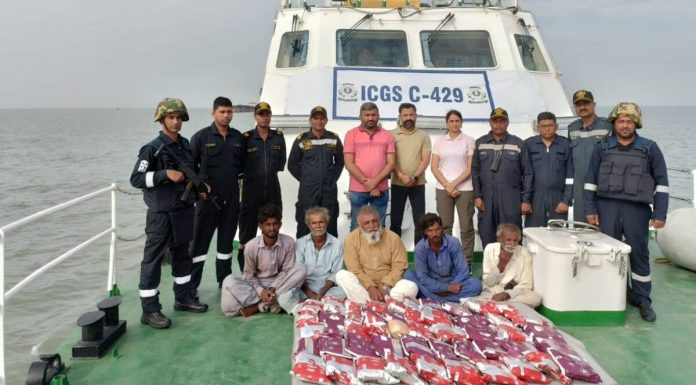 गुजरातजवळ पाकिस्तानी बोटीतून ३५० कोटींचे ड्रग्ज जप्त