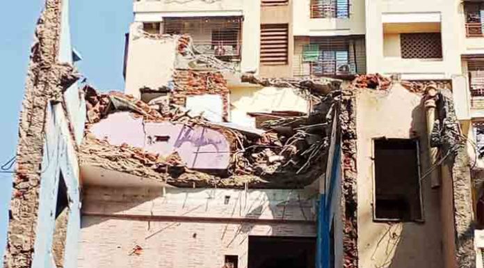 बोरीवलीत सात मजली धोकादायक इमारत कोसळली