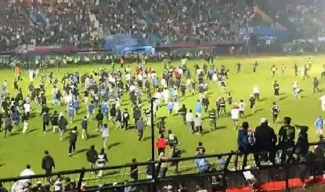 इंडोनेशियात फुटबॉल सामन्यात गोंधळ; चेंगराचेंगरीत १२७ हून अधिक लोकांचा मृत्यू