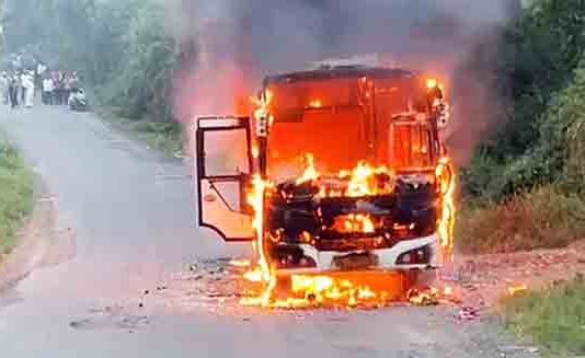 नाशिक पाठोपाठ पुण्यातही चालत्या बसने घेतला पेट