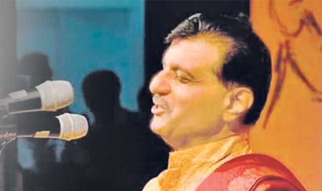 देखणे देवीचरणी लीन