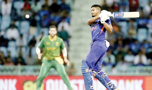 'श्रेयस अय्यर' एकदिवसीय अर्धशतक झळकावणाऱ्या यादीत तिसऱ्या स्थानी