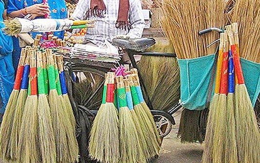 सिंदीच्या झाडूचा व्यवसाय मोजतोय अखेरची घटका