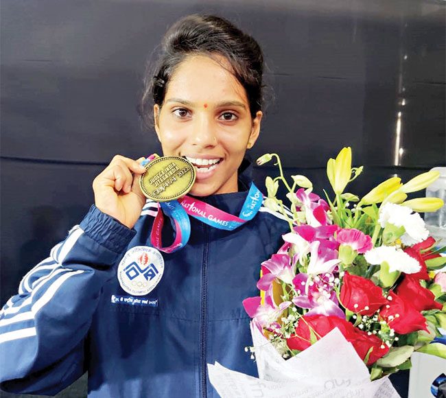 घराला सावरण्यासाठी सरकारी नोकरीची प्रतीक्षा