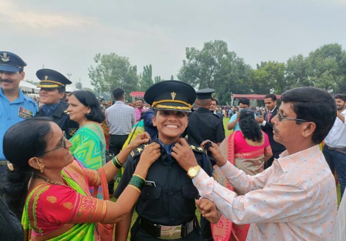 सैन्य दलातील अधिकारी महिलेला शेतकरी असल्याचा अभिमान