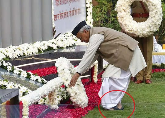 Bhagatsingh Koshyari : मुंबई हल्ल्यातील शहिदांना भगतसिंह कोश्यारी यांचे चप्पल घालून अभिवादन