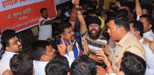 Thackeray-Shinde clash : ठाकरे गट आणि शिंदे गटाच्या कार्यकर्त्यांमध्ये बेदम मारहाण; राजन विचारेंनाही धक्काबुक्की