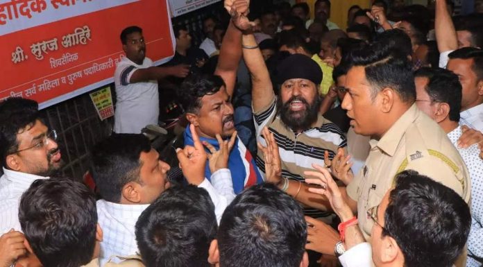 Thackeray-Shinde clash : ठाकरे गट आणि शिंदे गटाच्या कार्यकर्त्यांमध्ये बेदम मारहाण; राजन विचारेंनाही धक्काबुक्की