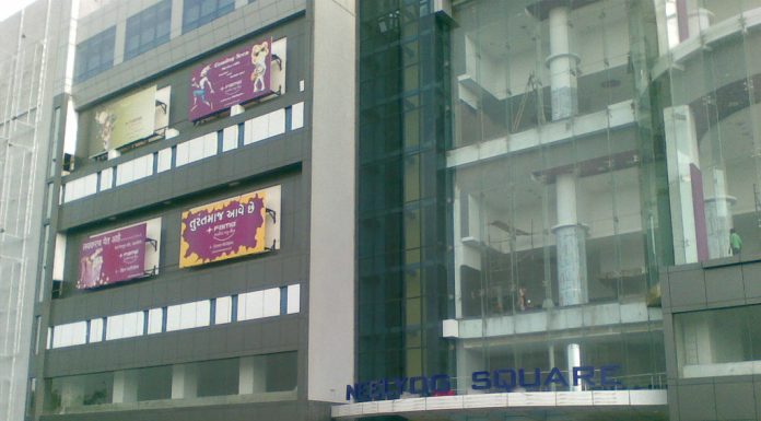 मॉलमध्ये घसरगुंडी खेळताना तोल जाऊन चिमुरडीचा मृत्यू