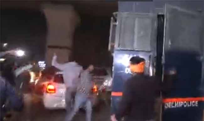 Shraddha murder case : आरोपी आफताबवर तलवारीने हल्ल्याचा प्रयत्न