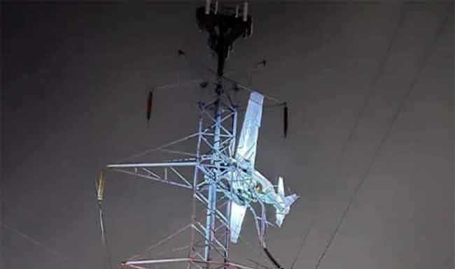 Airplane stuck : अमेरिकेत विजेच्या तारांमध्ये अडकले विमान!