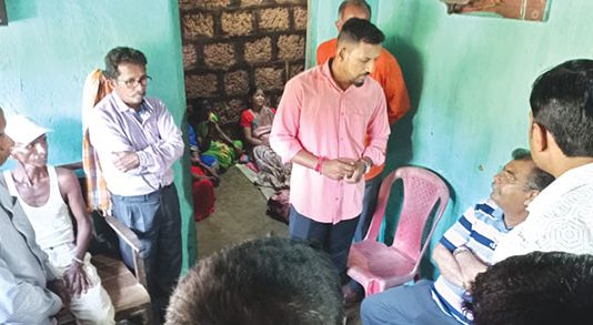 पालकमंत्री रविंद्र चव्हाण यांचा गुरामवाड येथील परुळेकर कुटुंबाला आधार