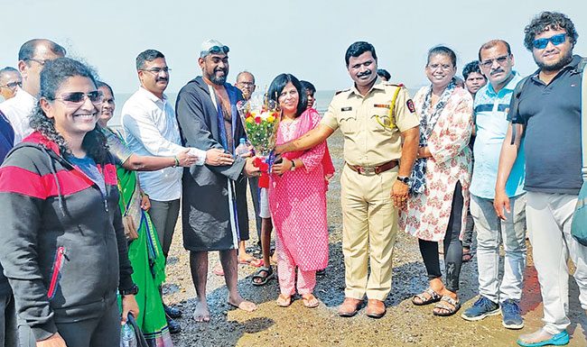 swim : शुभम वनमाळीने केले बोर्डी ते डहाणू अंतर पोहून पार