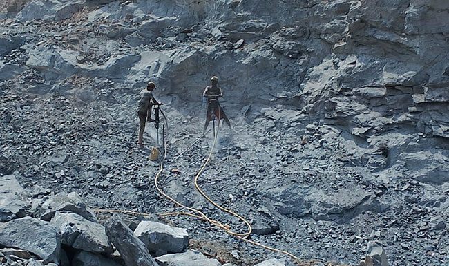 खदानीतील स्फोटांनी वेवजी गावाला हादरे