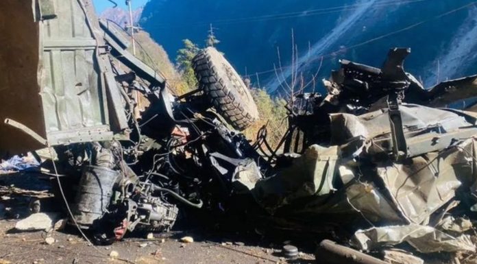 ट्रक दरीत कोसळल्याने १६ जवानांना वीरमरण