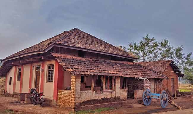 माणसांसाठी आसुसलेली माणसे... अन् बंद घरे