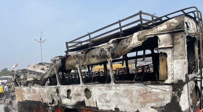 Accident in Nashik : नाशिकमध्ये विचित्र अपघातात एसटी बस जळून खाक; २ दुचाकीस्वार ठार