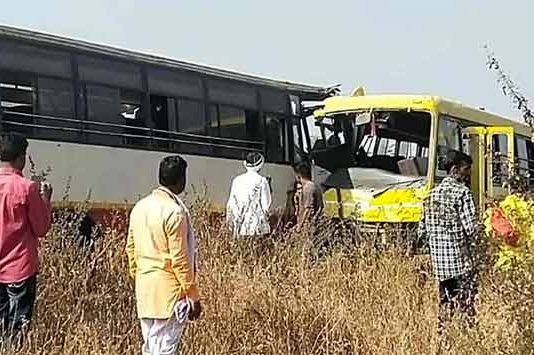 Parbhani accident : सहलीला निघालेल्या स्कूल बसचा अपघात!