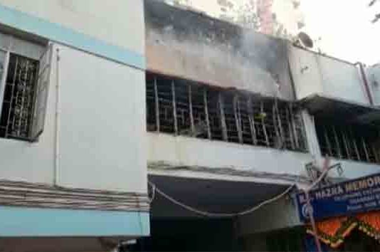 रुग्णालयाला लागलेल्या आगीत डॉक्टरसह ६ जणांचा मृत्यू