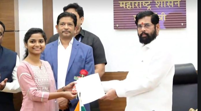 सुजाता मडकेला मुख्यमंत्र्यांच्या हस्ते नियुक्तीपत्र