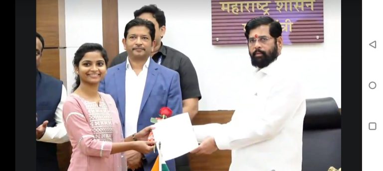 सुजाता मडकेला मुख्यमंत्र्यांच्या हस्ते नियुक्तीपत्र