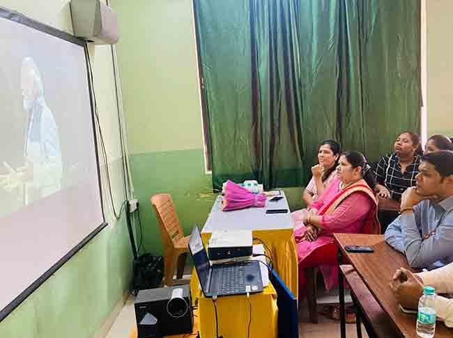 ठाण्यात जीवनज्योती शाळेतील विद्यार्थ्यांसमवेत 'परीक्षा पे चर्चा'