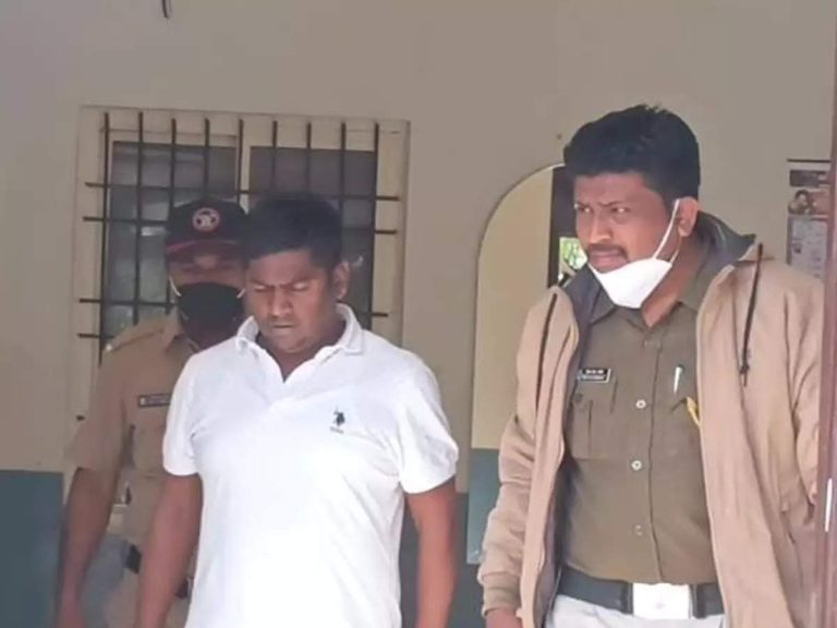 न्यायालयीन कोठडीत असलेल्या संतोष राठोडला मोबाईल मिळाला कसा?